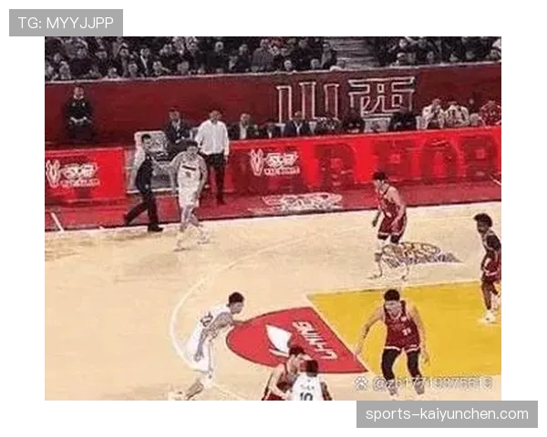 进攻犯规的判定标准：什么动作会被视为非法冲撞？