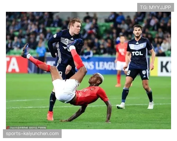 卡纳瓦罗回撤指挥防线，强强对话中压制对手边路进攻